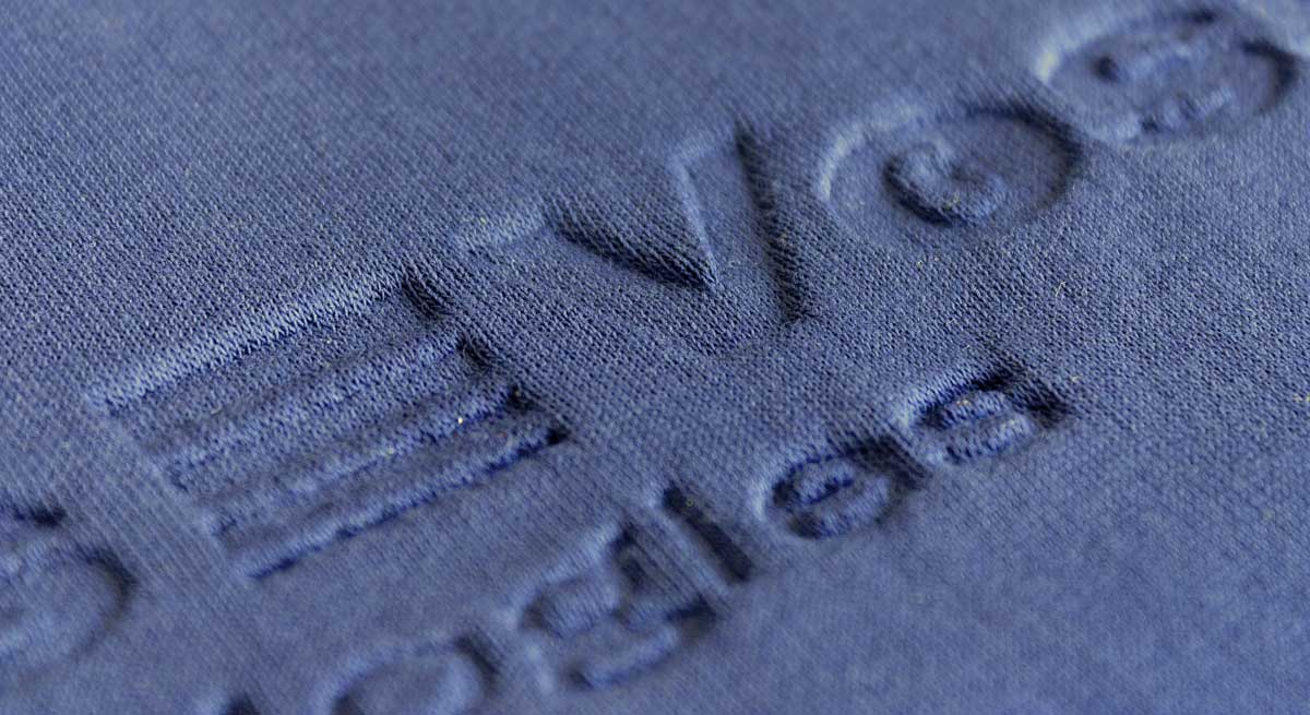 Sonderanfertigung blauer Hoodie mit Blohm & Voss Logo als 3D Prägung von miko®