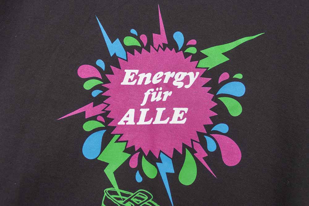 Schwarzes T-Shirt mit buntem Logo Druck Energy für Alle von miko®