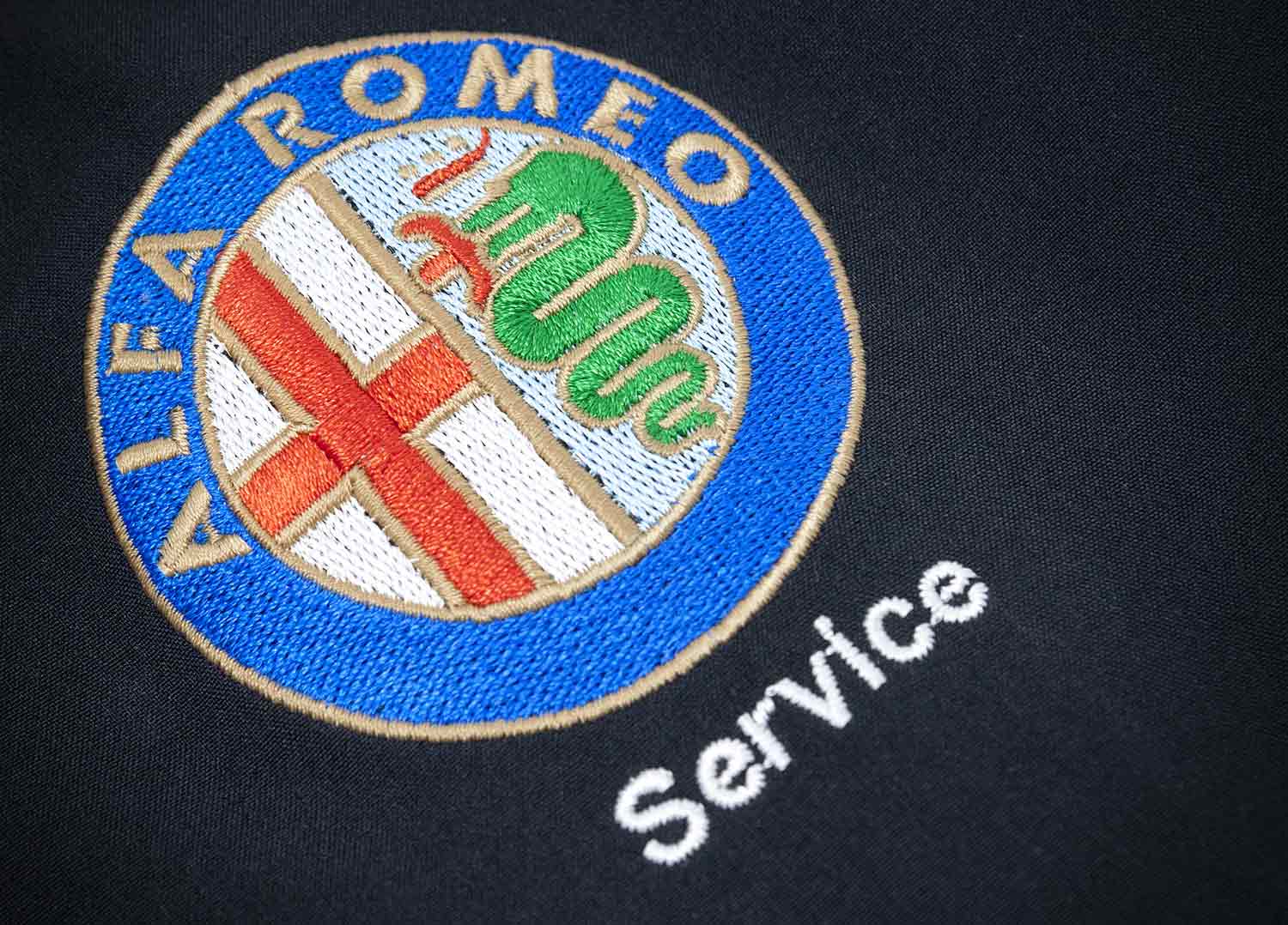 Sonderanfertigung Softshell Jacke mit gesticktem Alfa Rome Logo von miko®