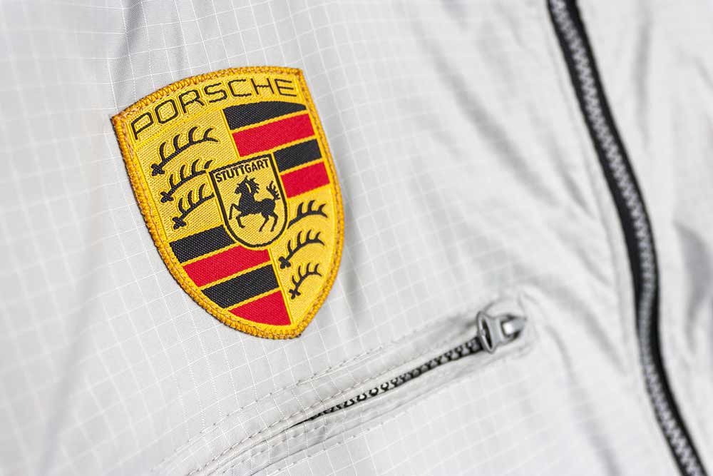 Weisse Regenjacke mit aufgenähtem Porsche Logo Patch von miko®